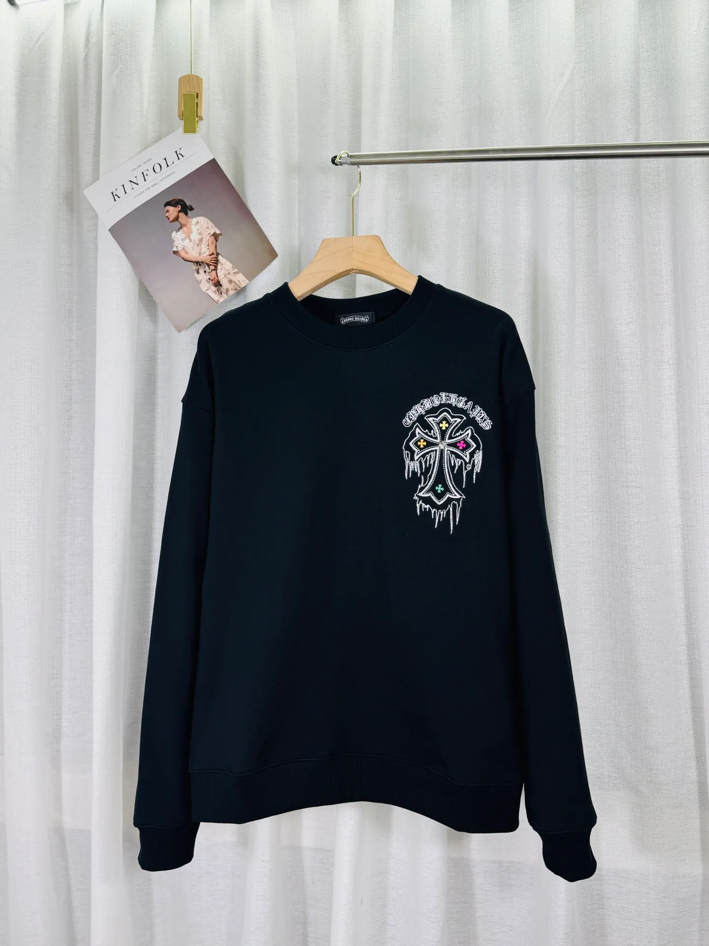 P260 top version, real shot without P, ​​different from market currency) 𝗖𝗵𝗿𝗼𝗺𝗲 𝗛𝗲𝗮𝗿𝘁𝘀/Cro Heart 2025 washed patch embroidery autumn and winter new original single counter American laser burnt 3D three-dimensional color embroidered couple casual sweatshirt 👑The highest version! Customized fabric 430g tripe terry fabric! American acid-washed and distressed original fabric laser burnt ✟appliqué embroidery and exquisite embroidery of letters! The best-selling model in the counter, very comfortable to wear. Accessories: original molded and authenticated collar label➕100% silk wash label. Genuine purchase-grade original hangtag➕matching hanging rope➕3D hanging beads➕original packaging bag. Craftsmanship: The original version has consistent wiring! The highest version of the armhole matching technique! Color: White Black Size: S M L XL Style Number: 25-355
